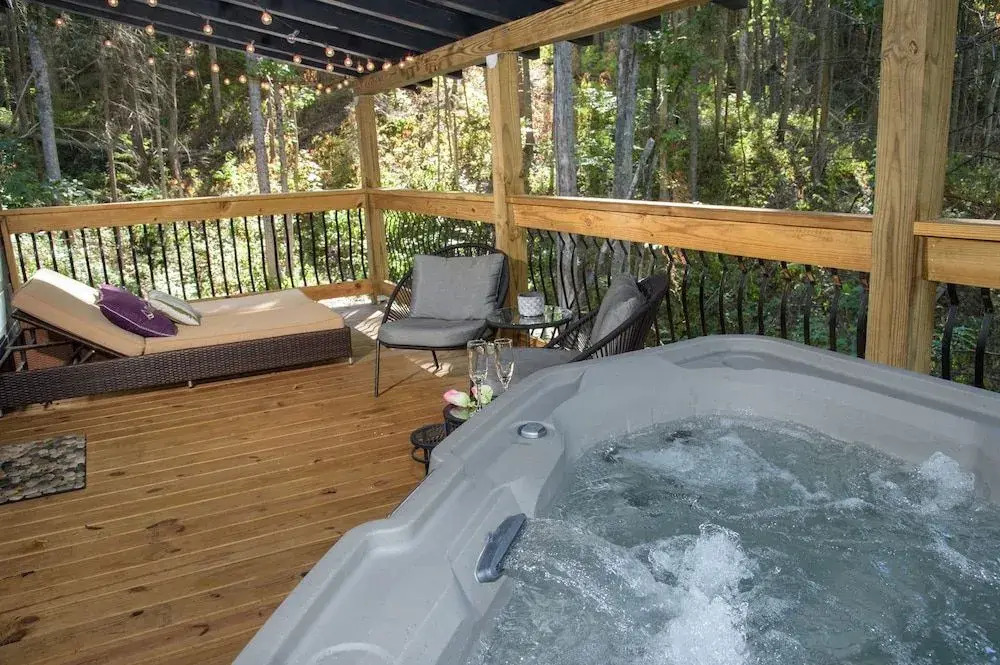 Whispering Waters 1 Bedroom Cabin by Redawning