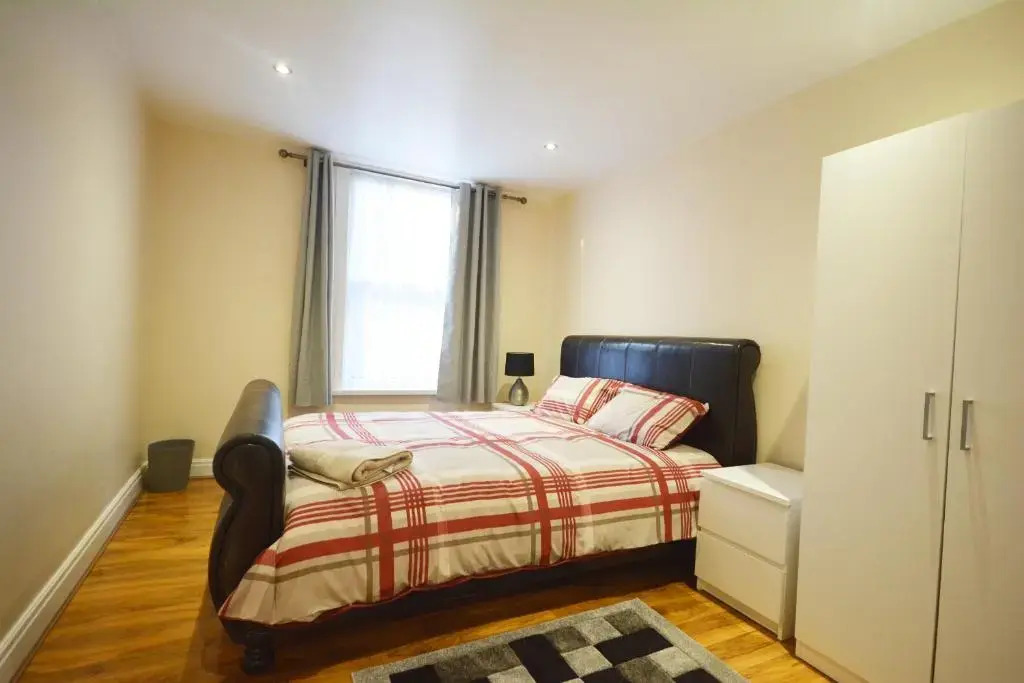 London Zone 2 Three Bedroom Apartment