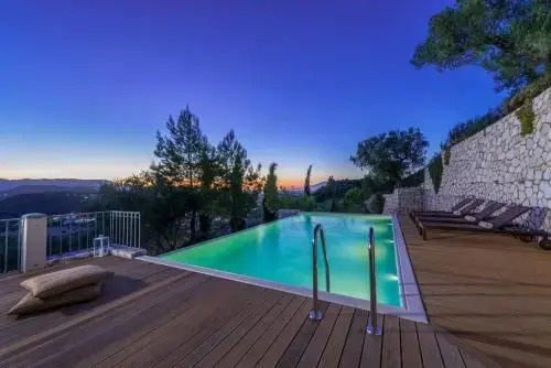 Villa Oliva, in a serene location & private pool, by ZanteWize