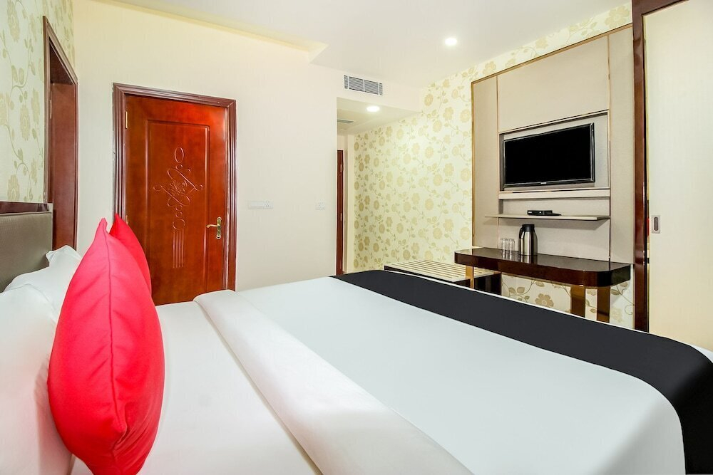 Hotel Naveen Continental @ 2Minutes Walk From Zero Road Bus Stand