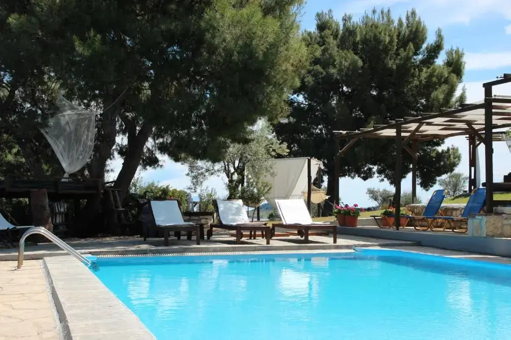 Heos Apartments & Studios