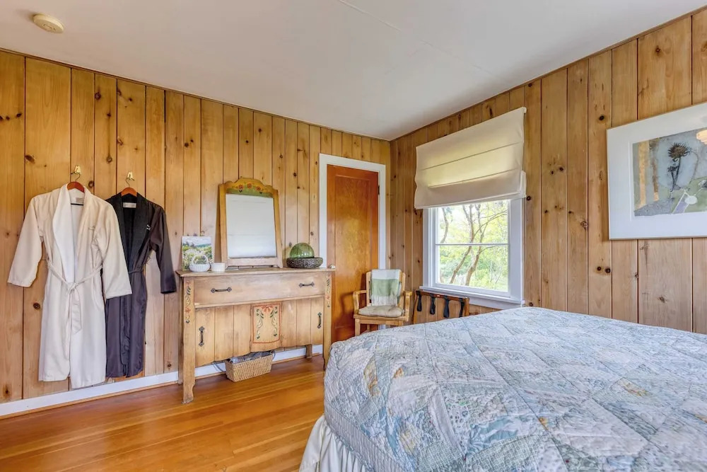 Maxwelton Aerie Bluffside Retreat w/ Sweeping Puget Sound Views + Firepit