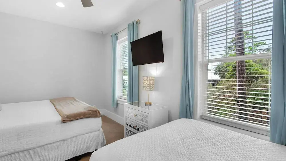 Best of Both Worlds: Pool, Golf Cart, Nearby Attractions & Steps to Beach!