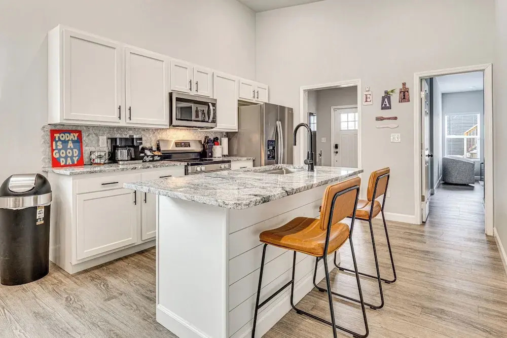 Rooftop Lounge & City Views! 3BR 3 Mi to Dtwn Indy