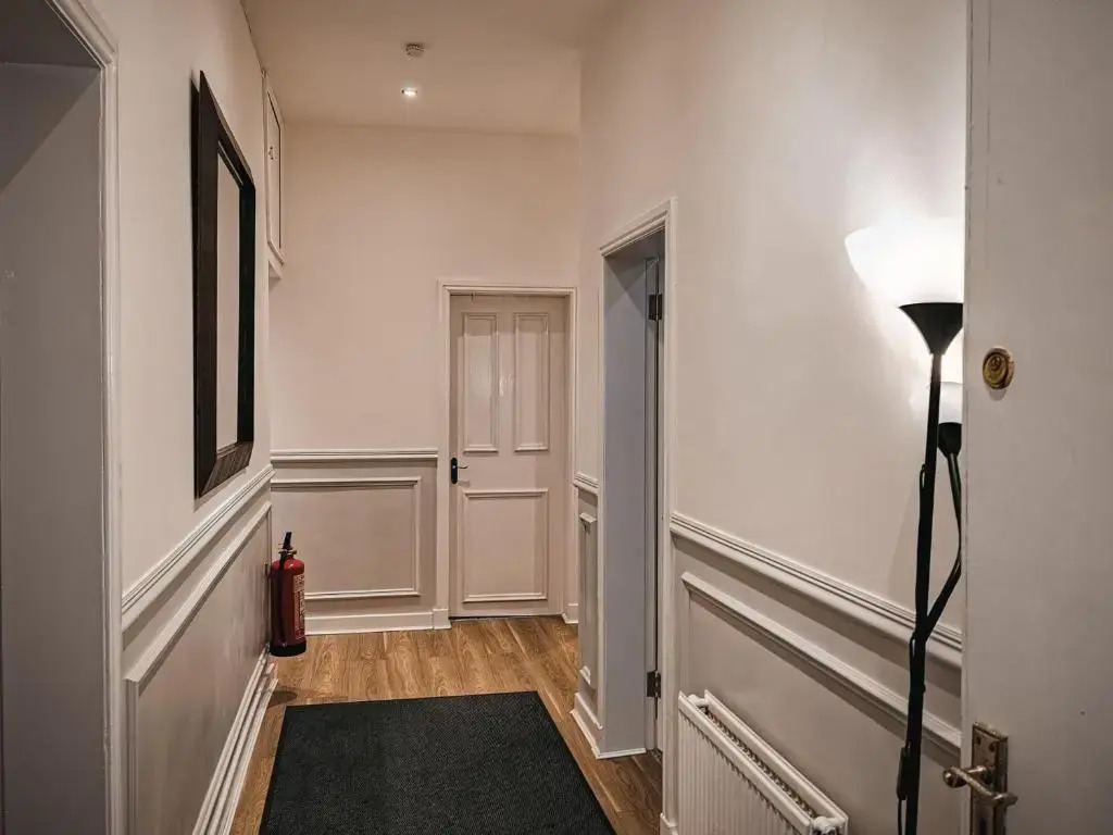 3 Bed Apartment in the Heart of Westend of Glasgow (Adults Only)