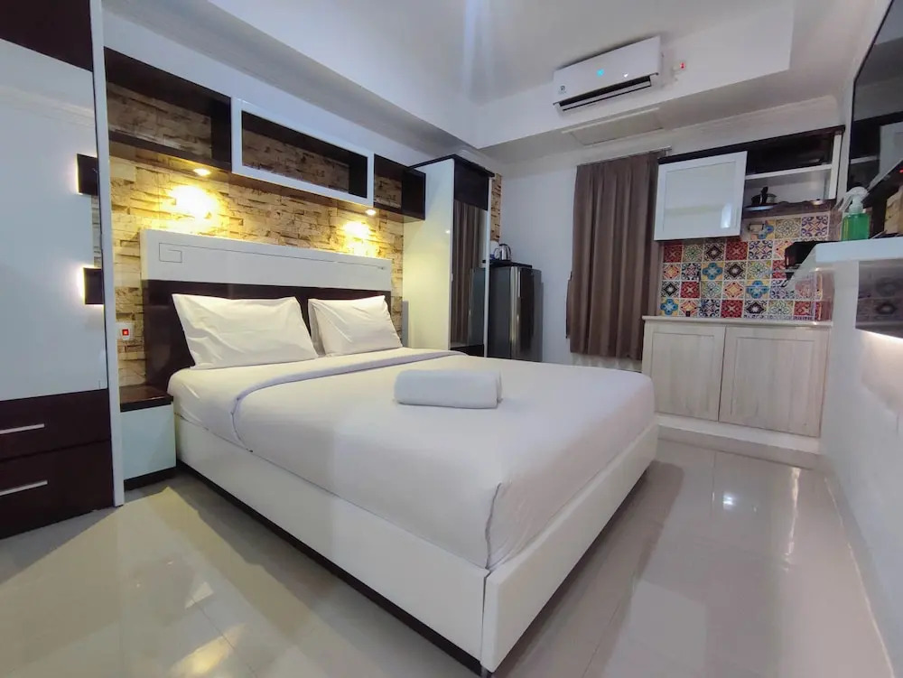 Simple And Homey Studio Room At Paltrow Apartment