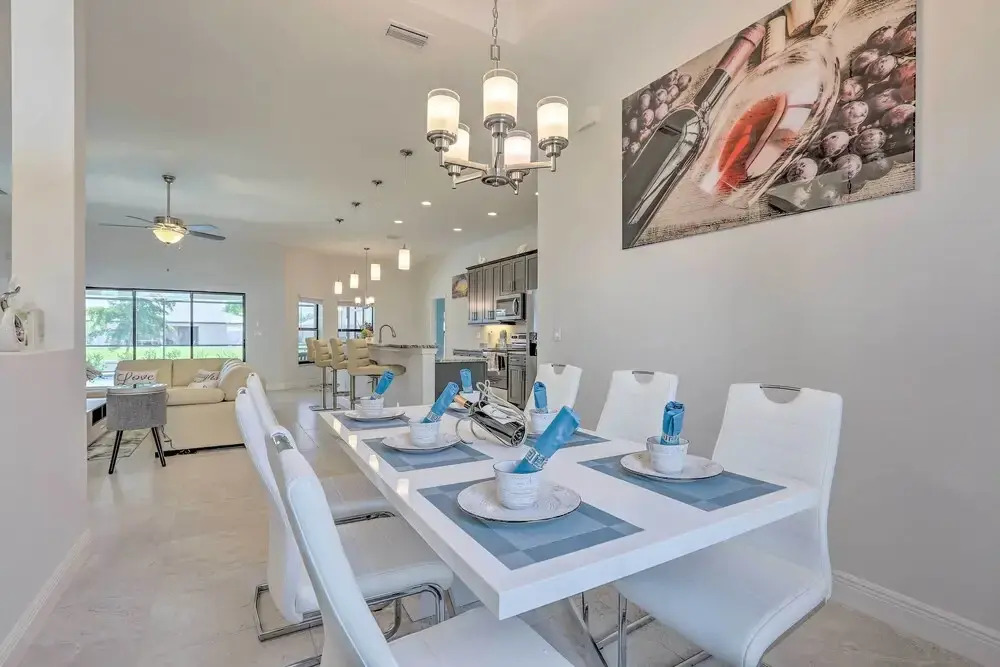 Private Saltwater Pool: Spacious Cape Coral Villa