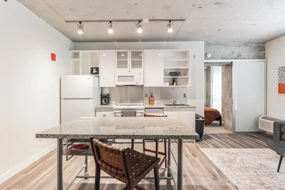Sleek DT Cleveland Apt at City Club