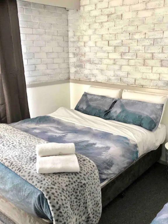 Hotham 3 Bedroom Apt - 24 Lawlers