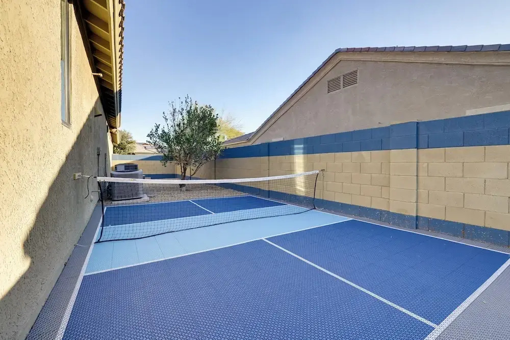 Putting Green & Hot Tub: Goodyear Retreat!