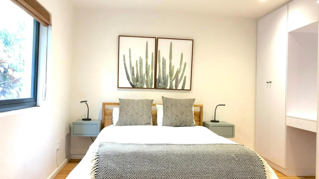 Mountain and Harbour Views - Grand Vue Cottage