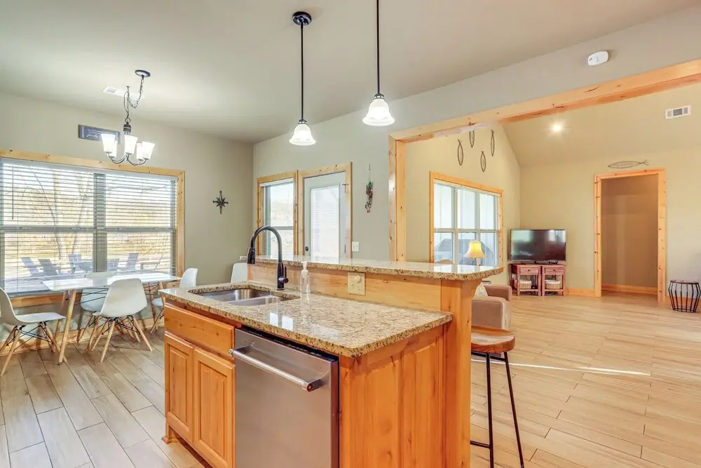 Fish the White River! Sleek Family Home in Flippin