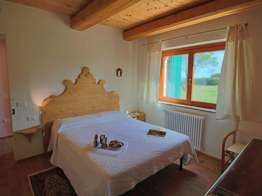 Cottage in Montelabbate with Pool & Forest
