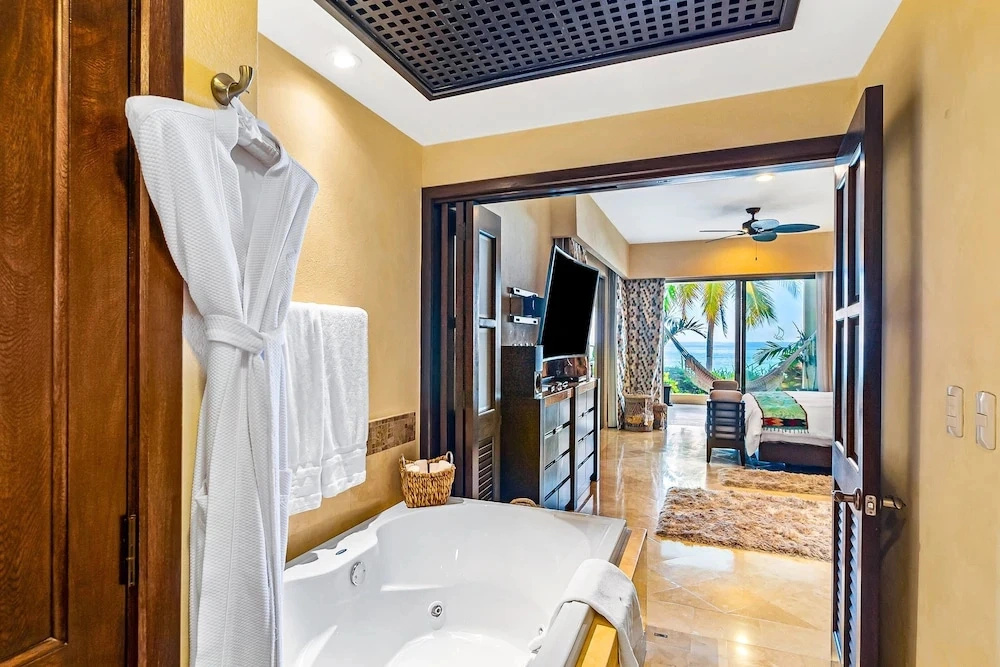 Beachfront Dream Retreat With Pool, Tennis & gym Access - Washer/dryer, AC
