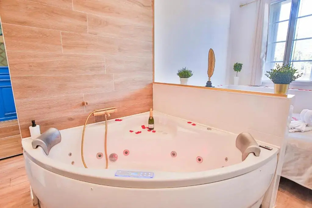 Escapade en Amoureux T2 luxueux, Love Room avec balnéo, 60m gare - hypercentre - La Porte Bleue 4
