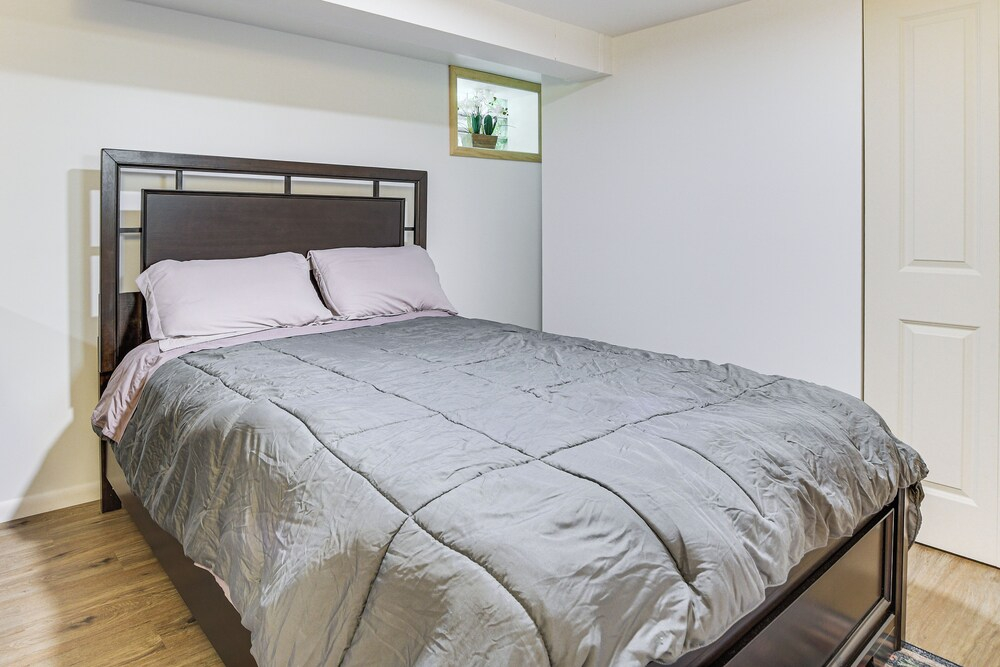 Pet-friendly Abode, 2 Mi to Dtwn Evanston!