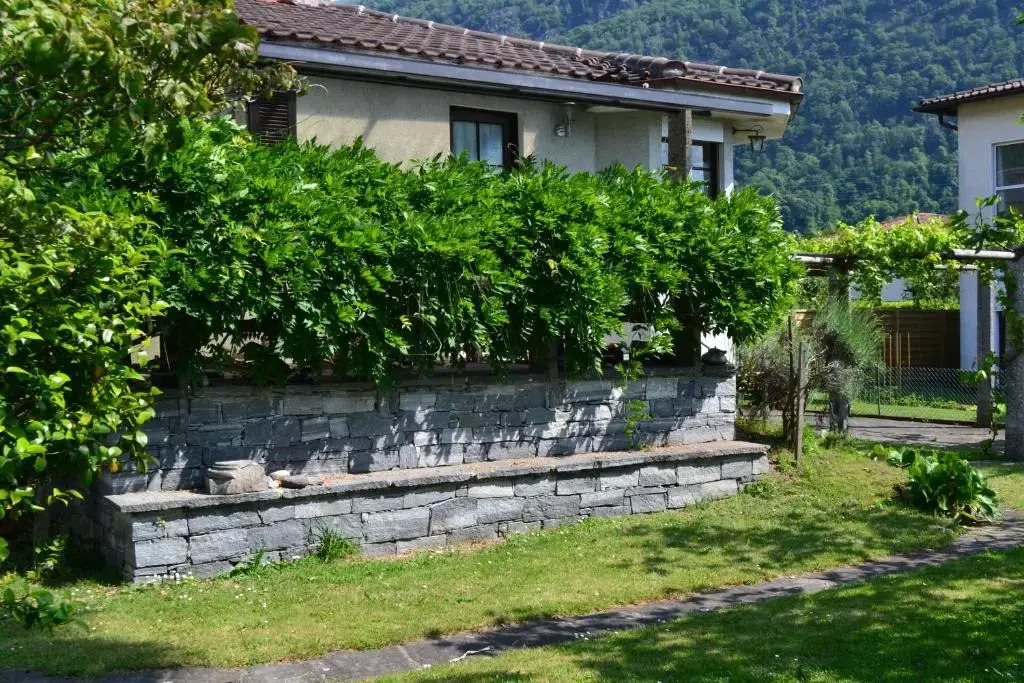 Ferienhaus mit Garten in CH 6616 Losone Tessin Casa Sabina