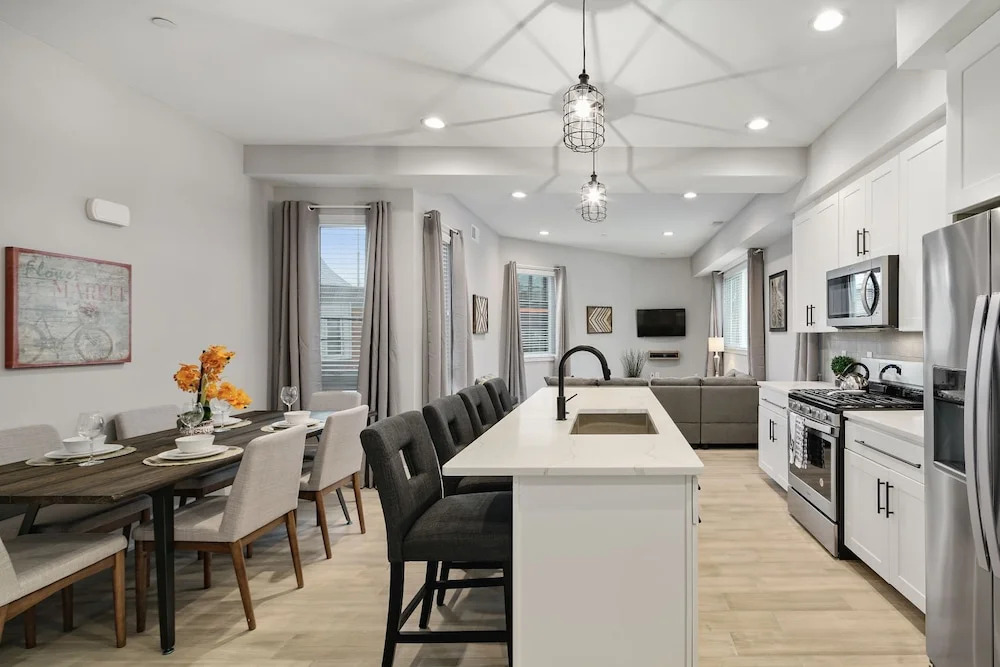Bright 3 Bedroom + Rooftop Views