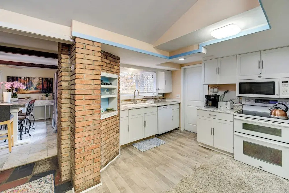Easy Cleveland Access! Quiet Suburb Stay w/ Yard