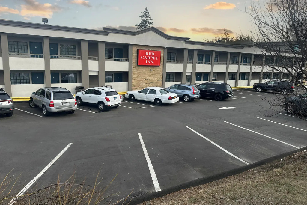 Red Carpet Inn - Stamford