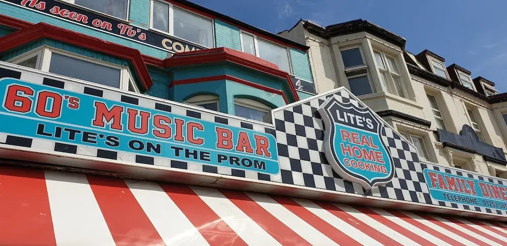 The Charlton - Sea Front Apartments & Studio Rooms