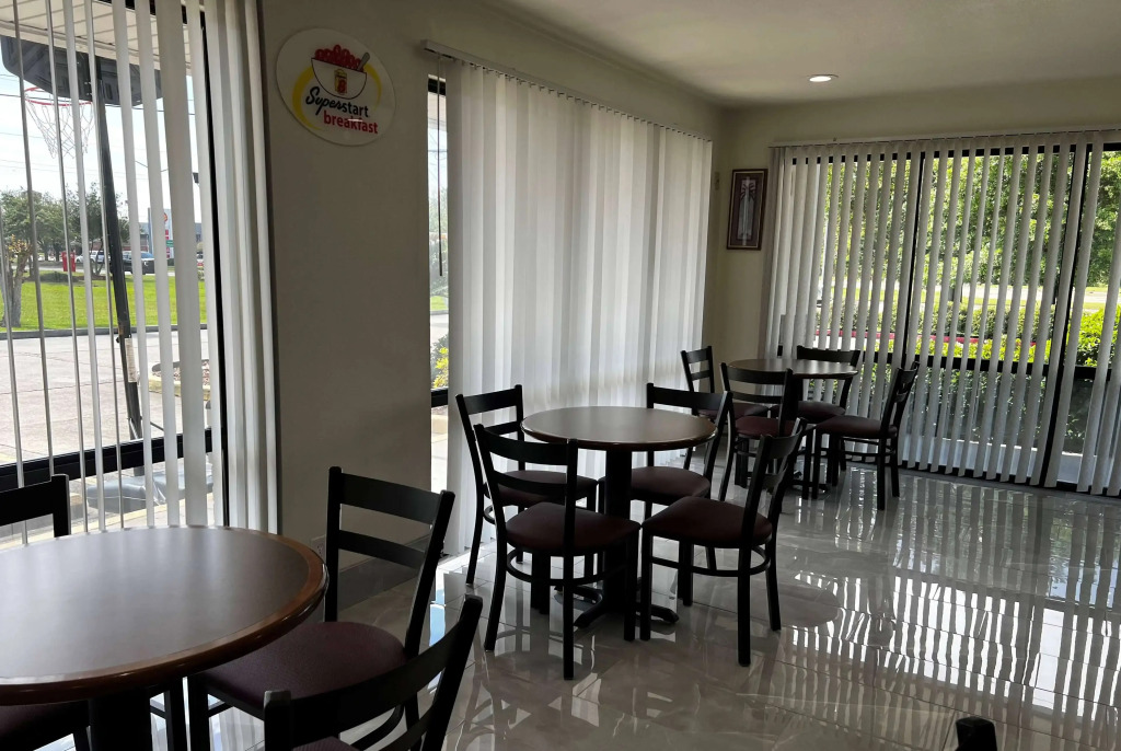 Super 8 by Wyndham Slidell