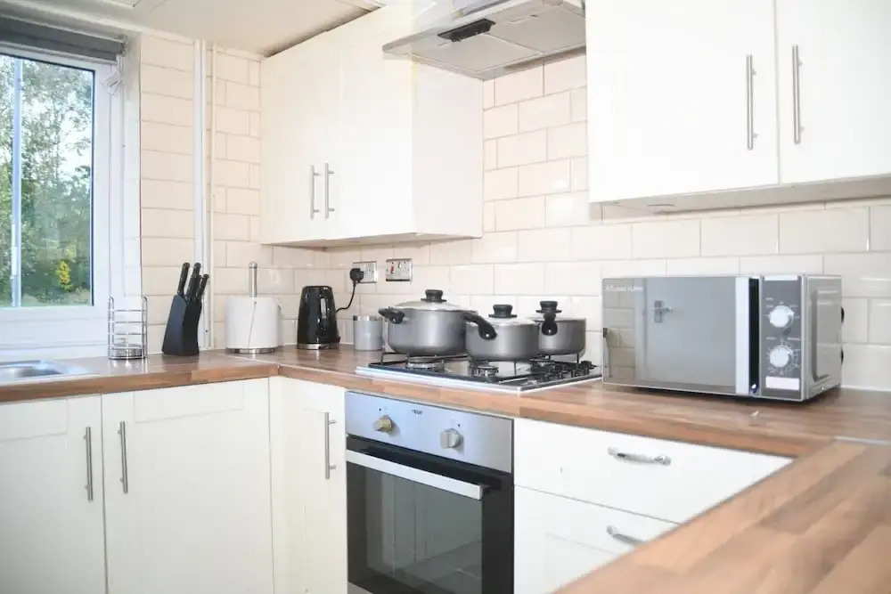 House Sleeps 8 with Garden and Parking