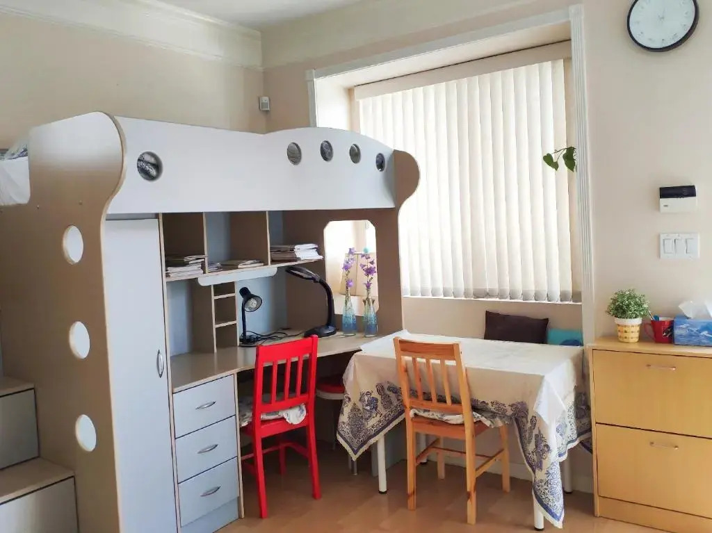 Helens House / Close to Skytrain and Airport