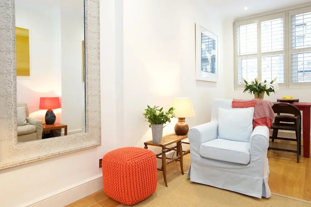 JOIVY English Retro 2BR Apt Near Battersea Park