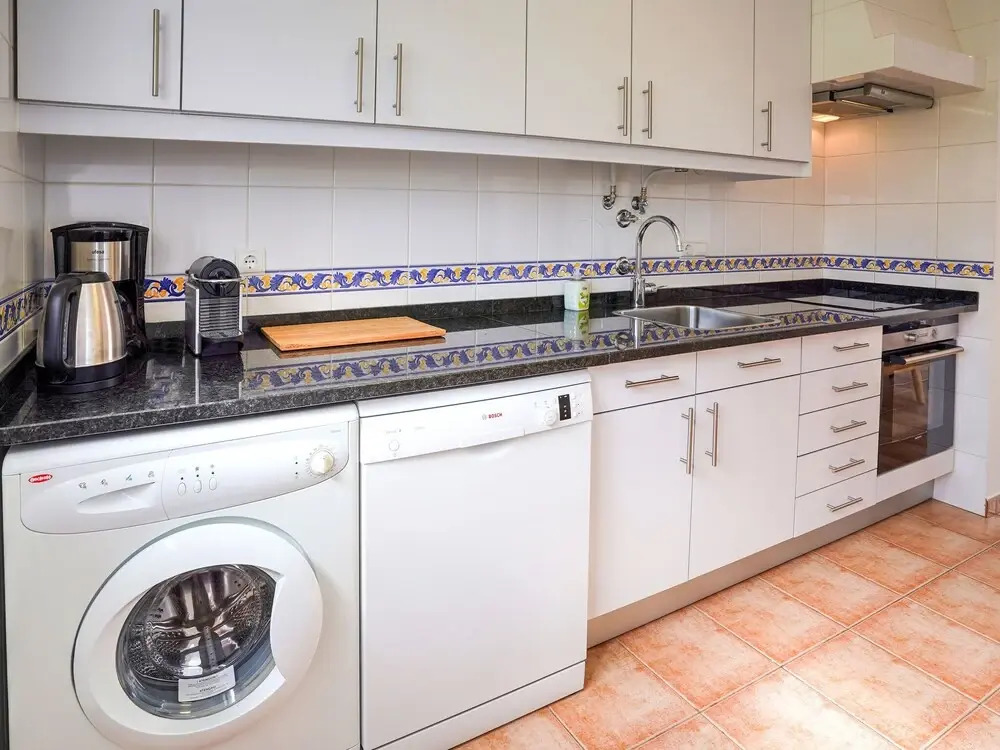 Excellent one Bedroom Apartment in Meia Praia, With Communal Pool