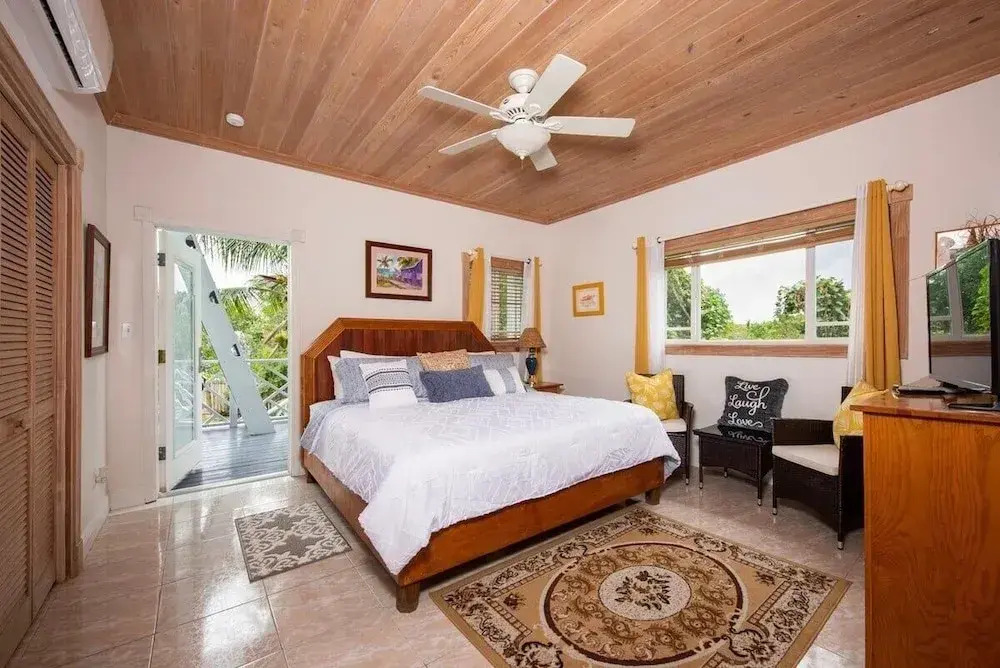 Chat N Chill - Top Floor Condo, Walk To Pink Sands Beach 2 Bedroom Townhouse
