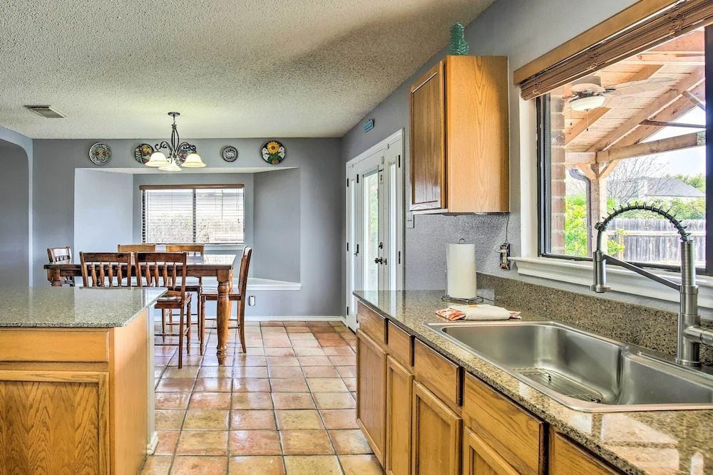 San Antonio Getaway ~ 18 Mi to Dtwn + Pool!