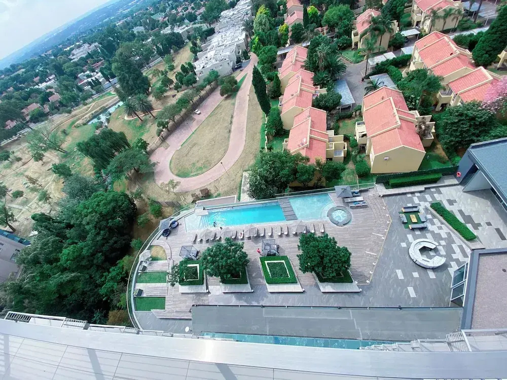 Sandtoncity-apartment-sleeps2-pool-parking