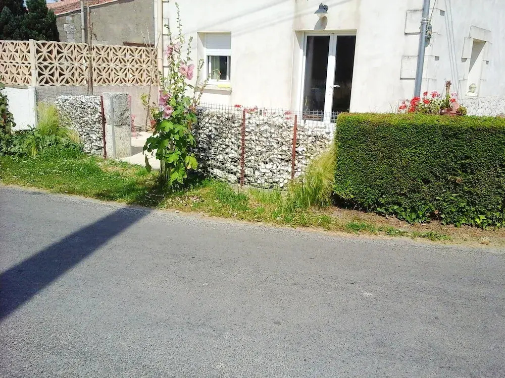 Apartment With one Bedroom in Mortagne-sur-gironde, With Furnished Gar