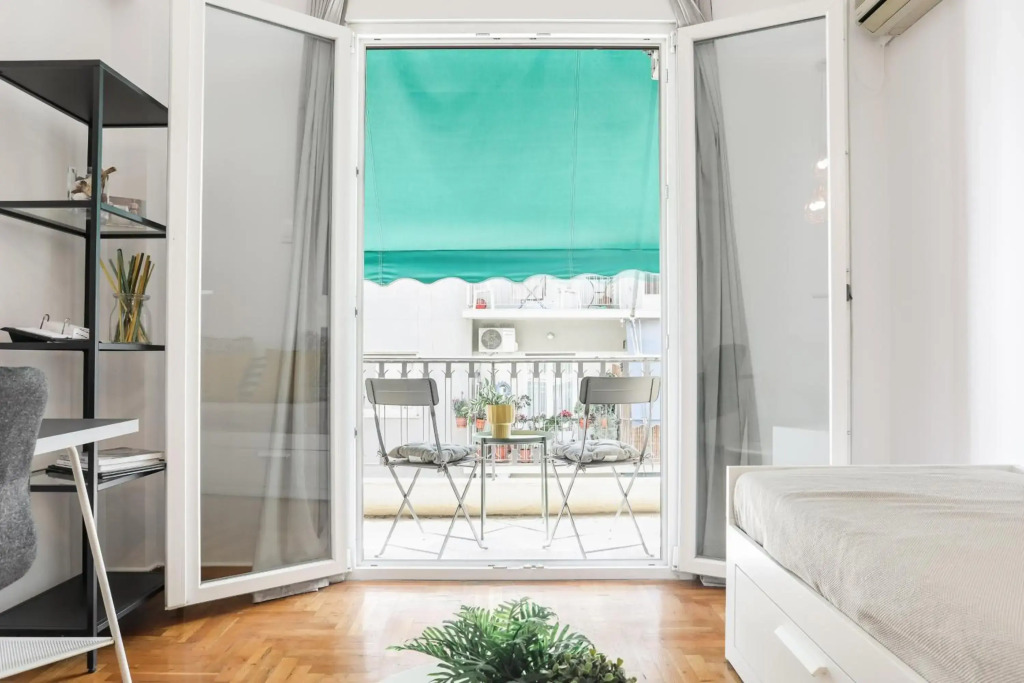 Beautifully decorated spacious aprt for 5 near Acropolis
