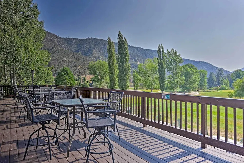 Walk to Village: Cozy Cabin in Pine Mountain Club