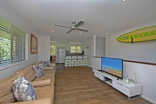 Red Door Beach House - Marcoola Beach - PET FRIENDLY, FOXTEL, WIFI, 500 BOND, Linen Supplied