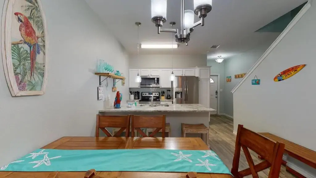 BC202 Funky Parrot, Heated Saltwater Pool, Short Walk to Beach, Gameroom