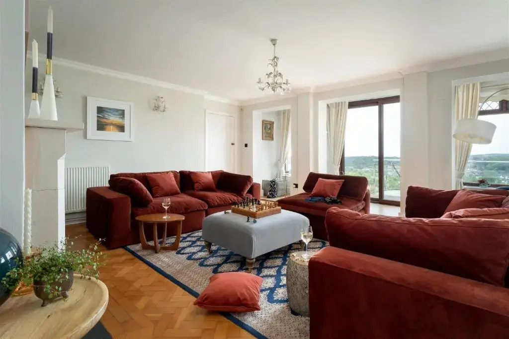 The Spinney - Spectacular views over the bay and close to beach with parking