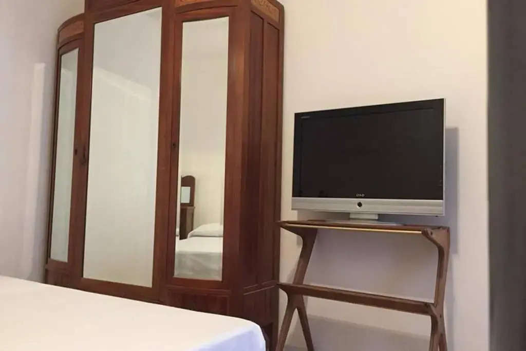 Historic Apartment in centre of city 100m to sea