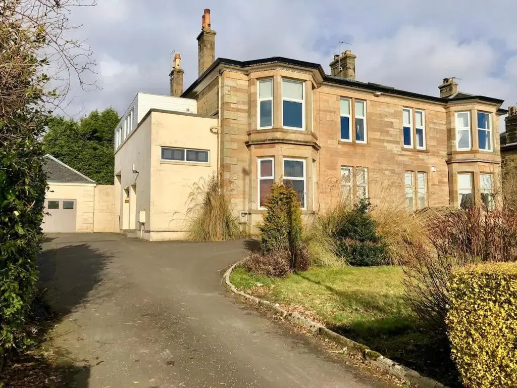 A Spacious Flat with Character - Private Car Space