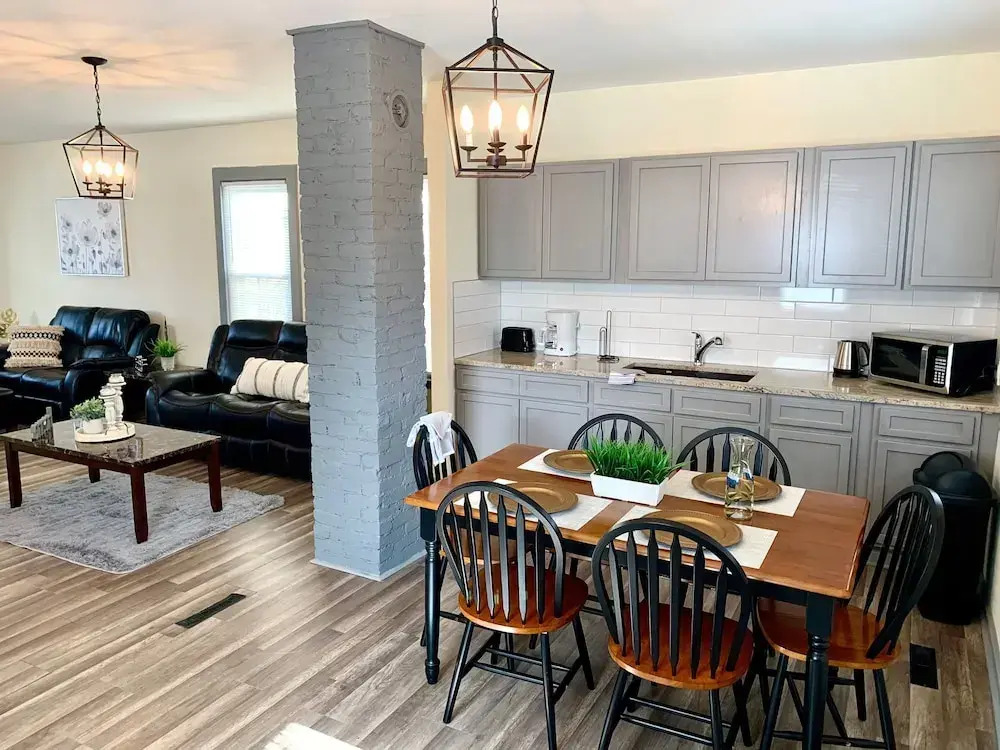 The Southside Villa - With Private Yard & Parking, Near Falls & Casino by Niagara Hospitality