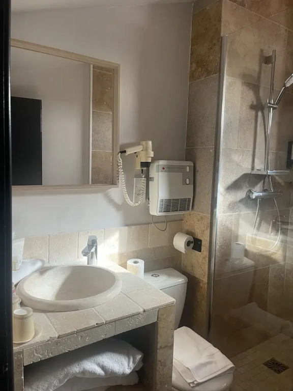 Le Victoria Boutique Hôtel - Charme au coeur du village historique - Accueil Vélo - Séminaire - Bar Lounge - Piscine