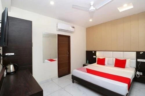 Hotel Gold By OYO Rooms