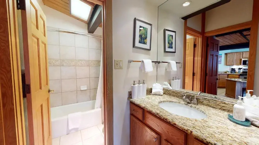 Laurelwood Condominiums Studio Premier Unit 413