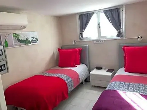 Debbies Crew House