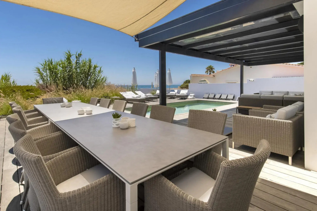 21220 Breath Taking Front Line Beach Villa