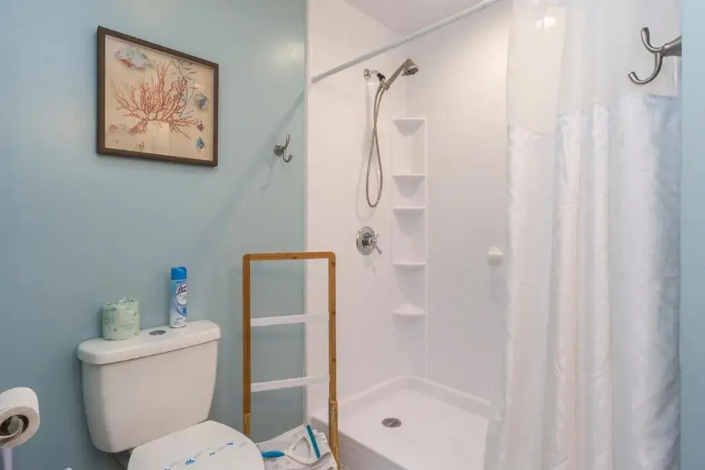 Cottage Breeze by Oak Island Accommodations