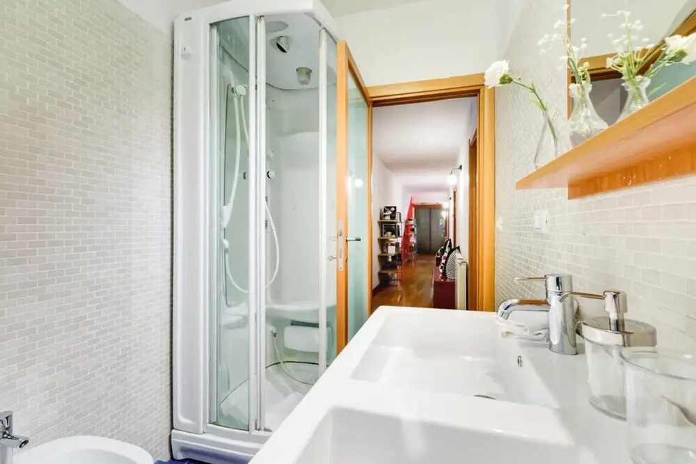 Extra Large Colorful Flat in Central Location!