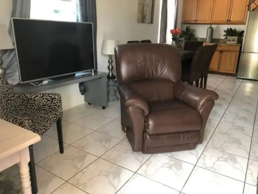 Beach only 4 miles away 2BR-1BTH w pool